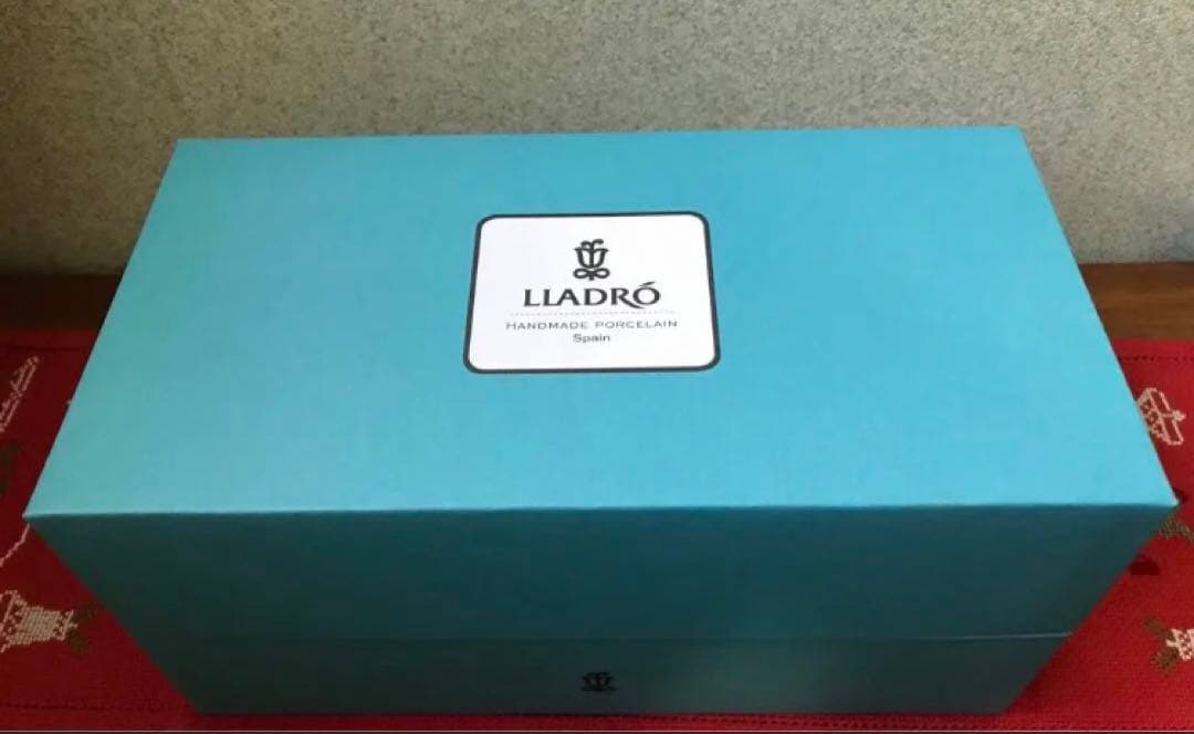 リヤドロ　うさぎを抱く少女