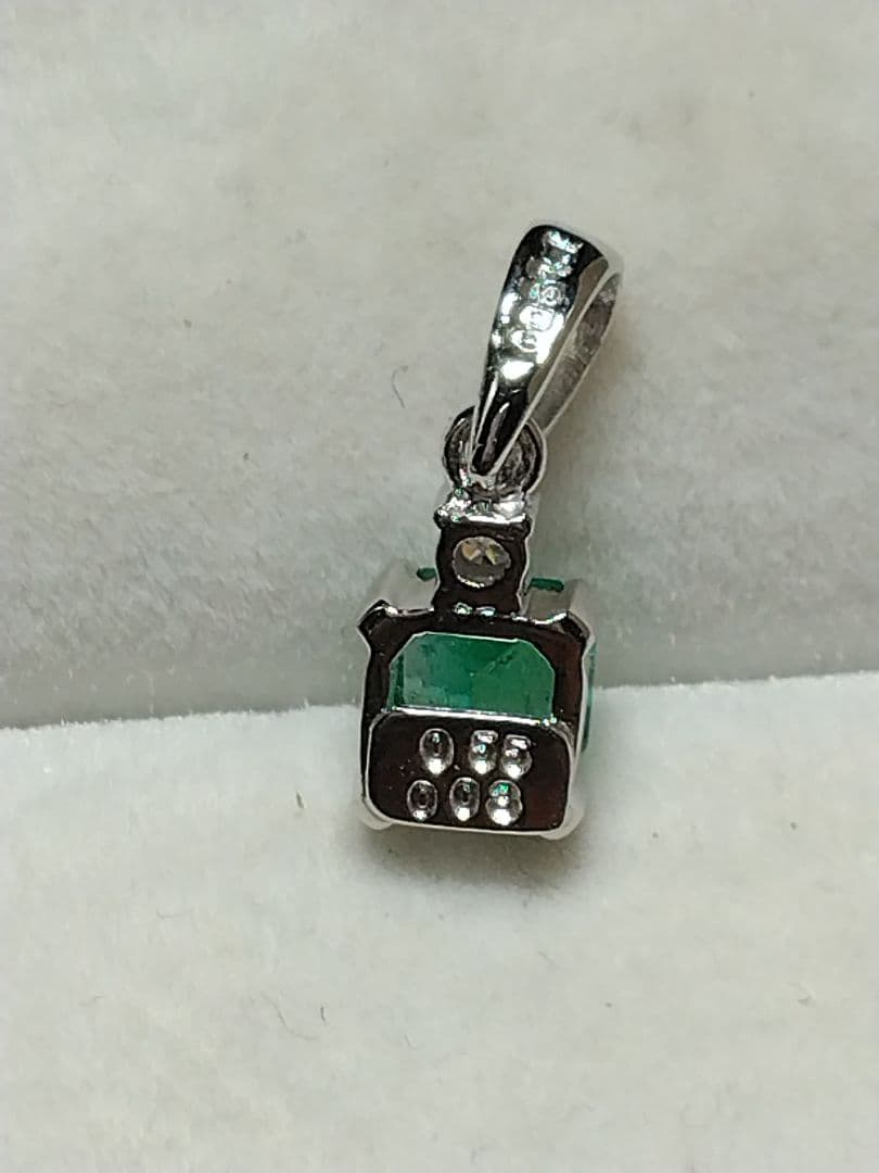 Pt900エメラルド、ダイヤモンドつきペンダントトップ