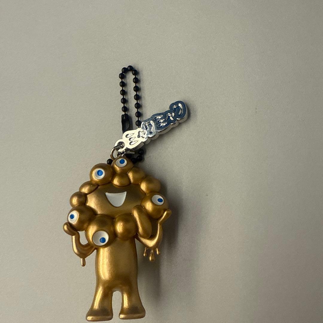 ミャクミャク 金色 レアキーホルダー - メルカリ