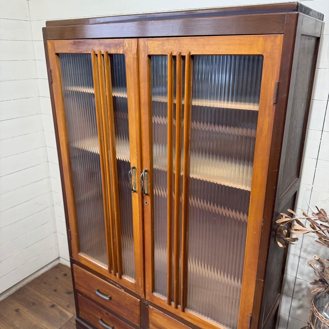 昭和レトロ　ヴィンテージ　波ガラスが素敵な木製キャビネット　本棚　食器棚　収納