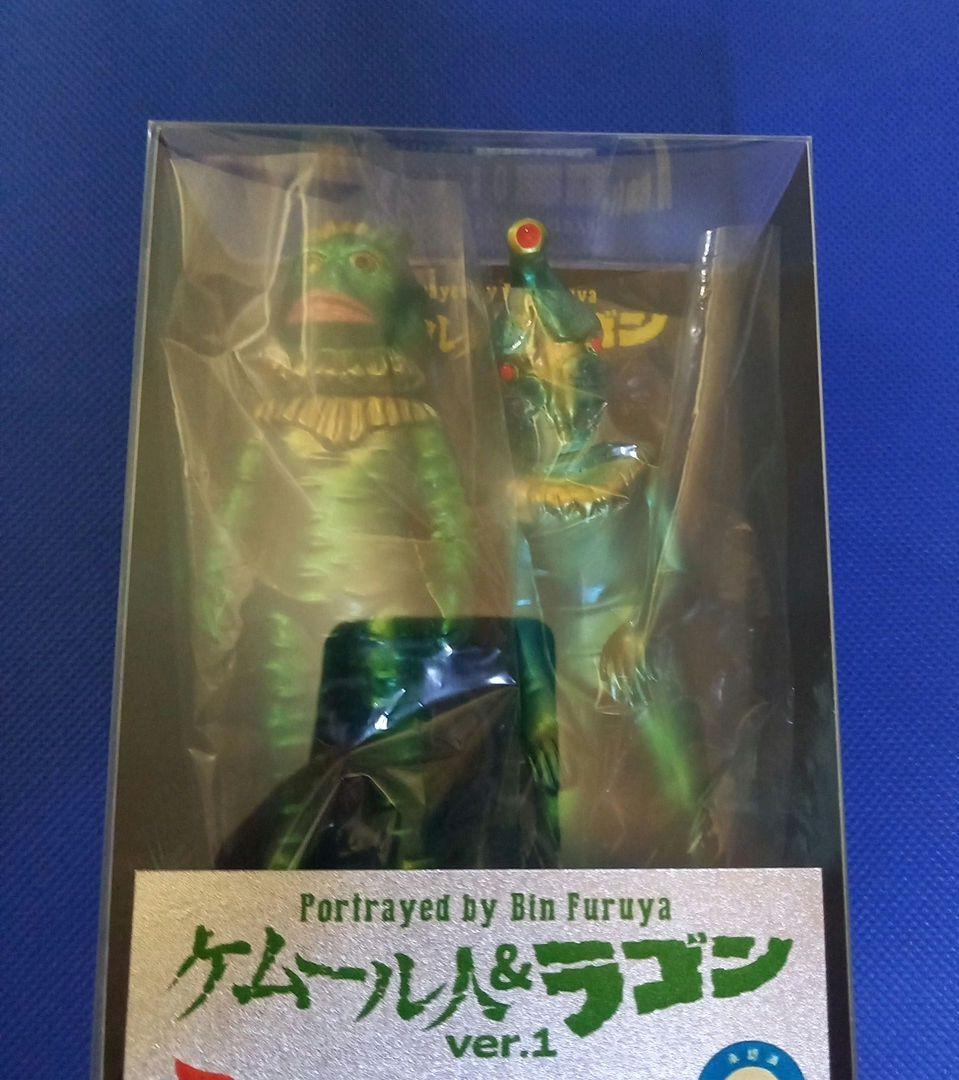 USTOYS ケムール人&ラゴン スーフェス限定20 古谷敏さんサイン入り写真