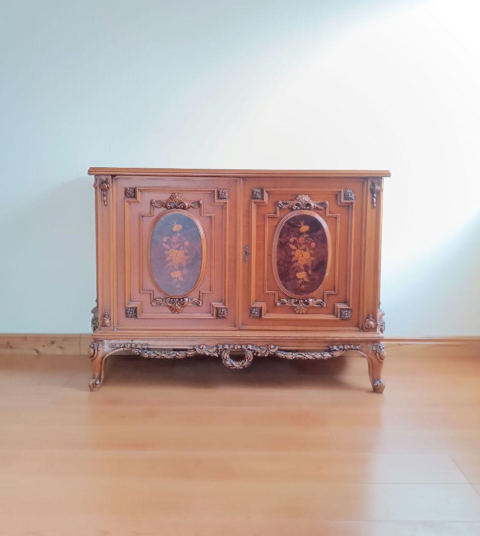 彫刻入り 木製キャビネット 下台のみ｜クラシック調・店舗什器可