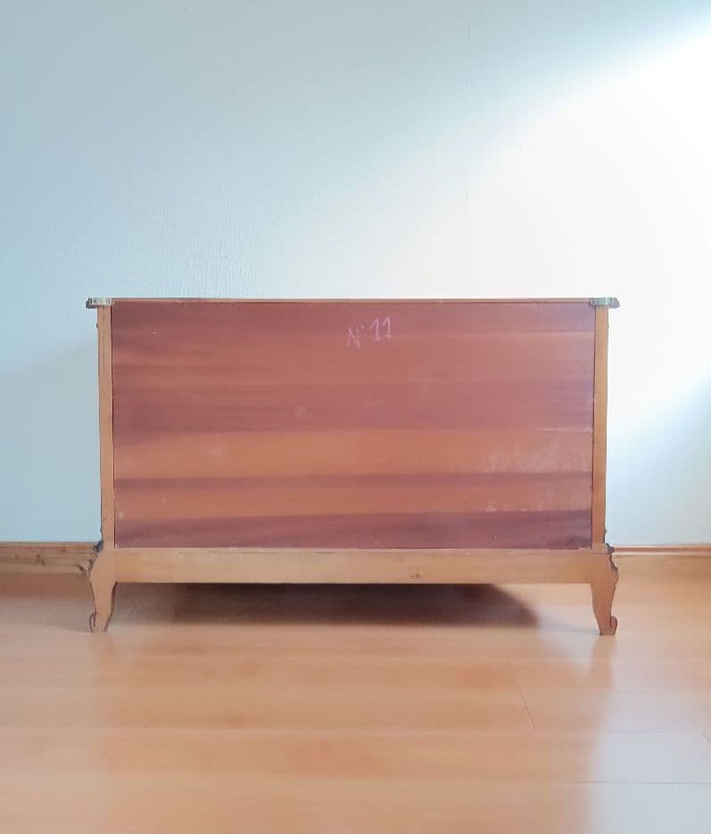 彫刻入り 木製キャビネット 下台のみ｜クラシック調・店舗什器可