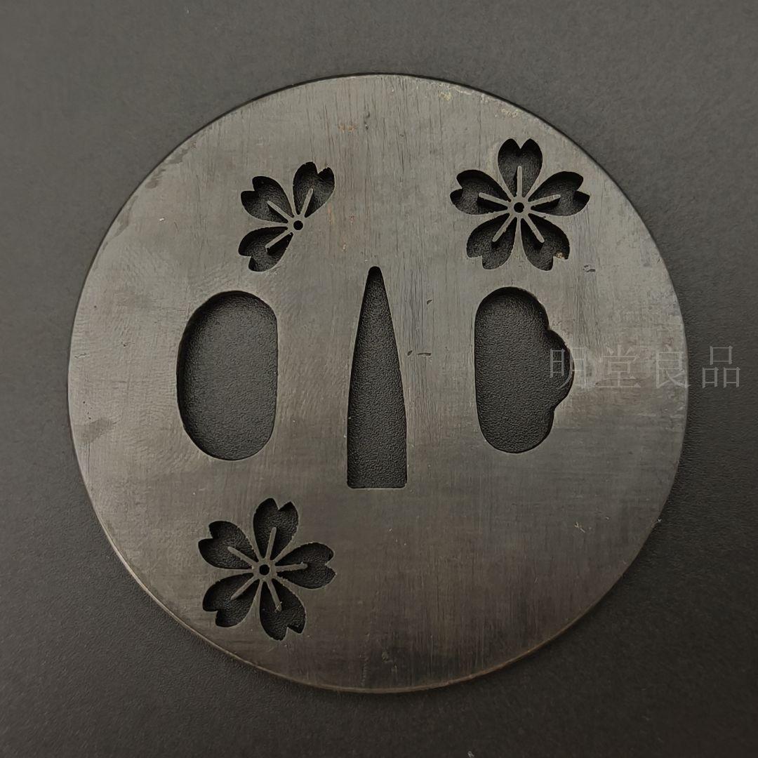 LH10　日本刀装具　刀鍔　桜花の図　鉄地　透　金工品　鍔　刀剣美術