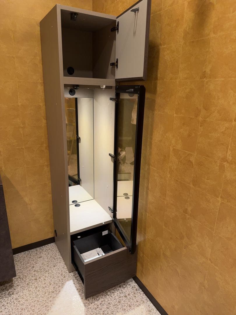 ダークブラウン ガラスキャビネット•収納棚