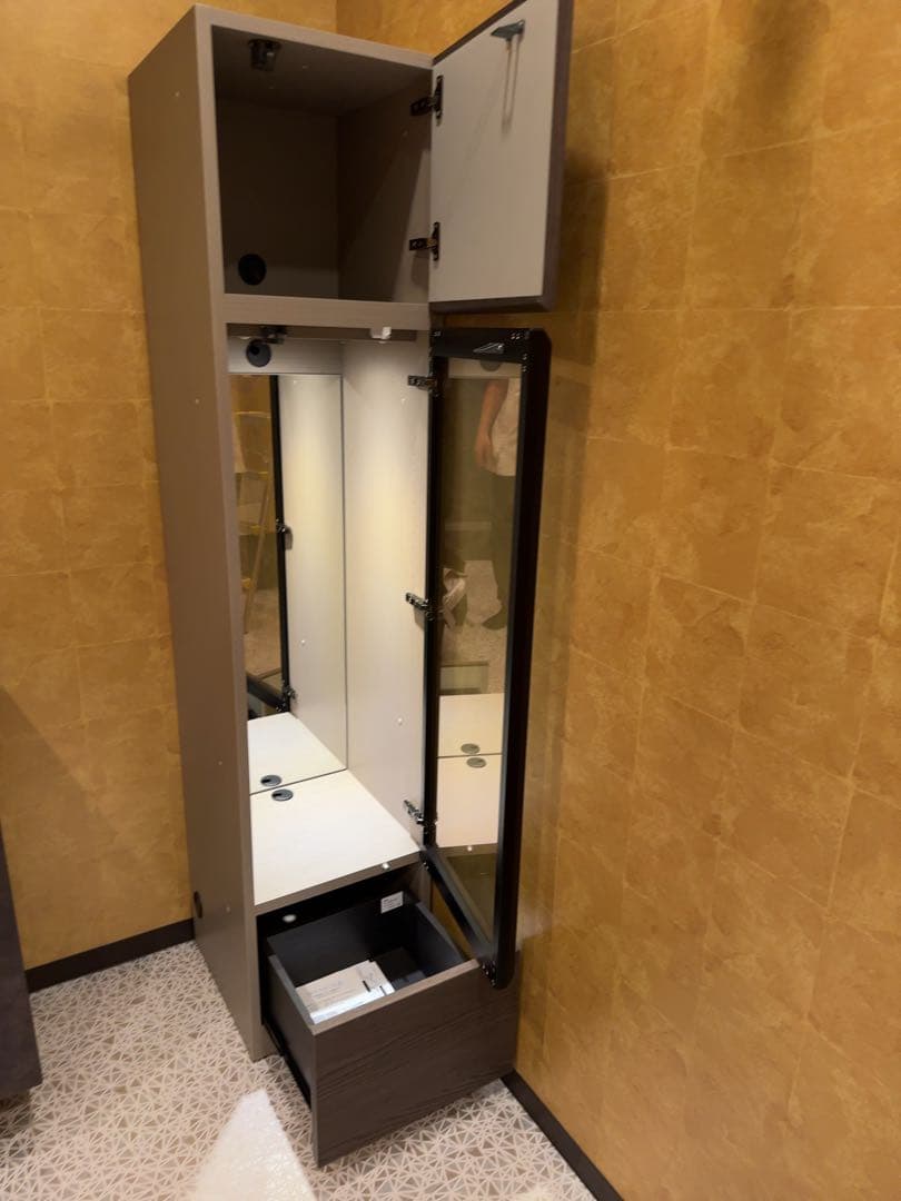 ダークブラウン ガラスキャビネット•収納棚