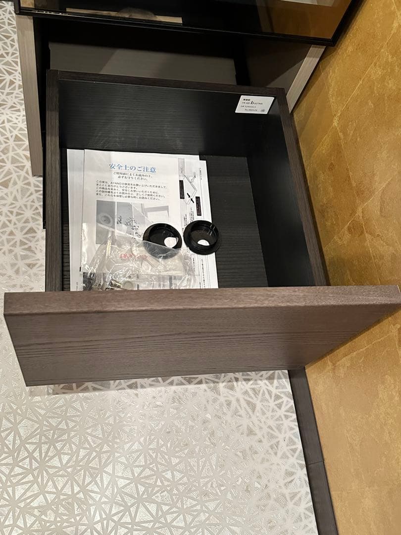 ダークブラウン ガラスキャビネット•収納棚