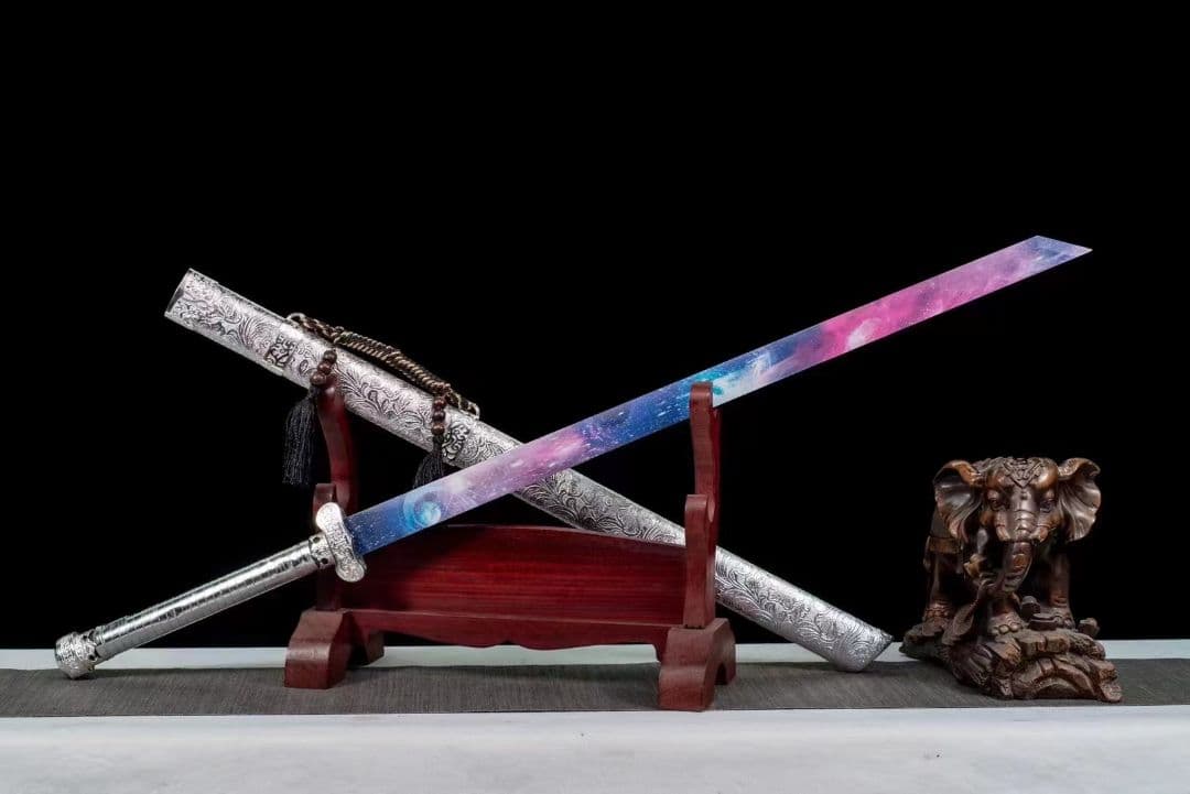 武士の刀で空いっぱいに星の青い穴が開いた 古兵器 武具 刀装具 日本刀