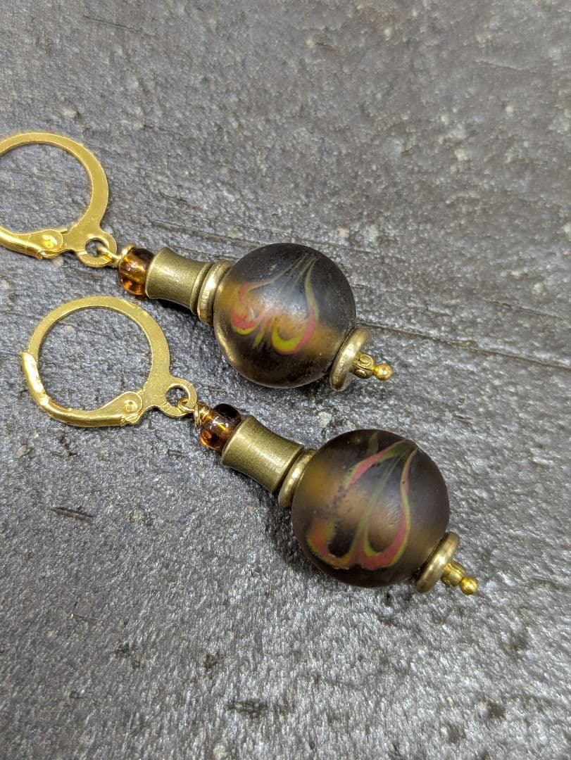 アンティークビーズと ヴィンテージブラス（真鍮）のピアス。