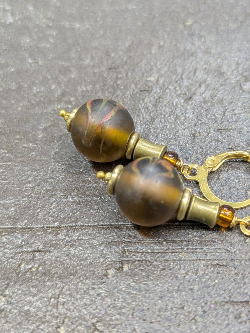 アンティークビーズと ヴィンテージブラス（真鍮）のピアス。