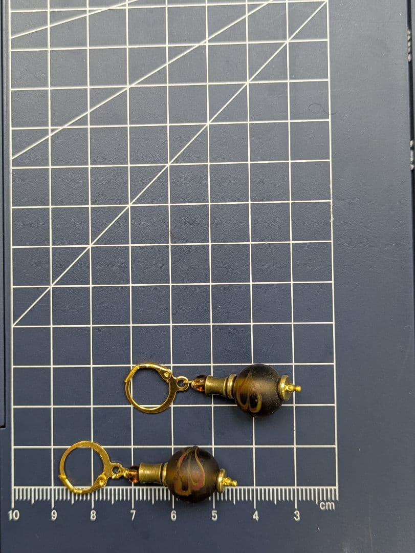 アンティークビーズと ヴィンテージブラス（真鍮）のピアス。