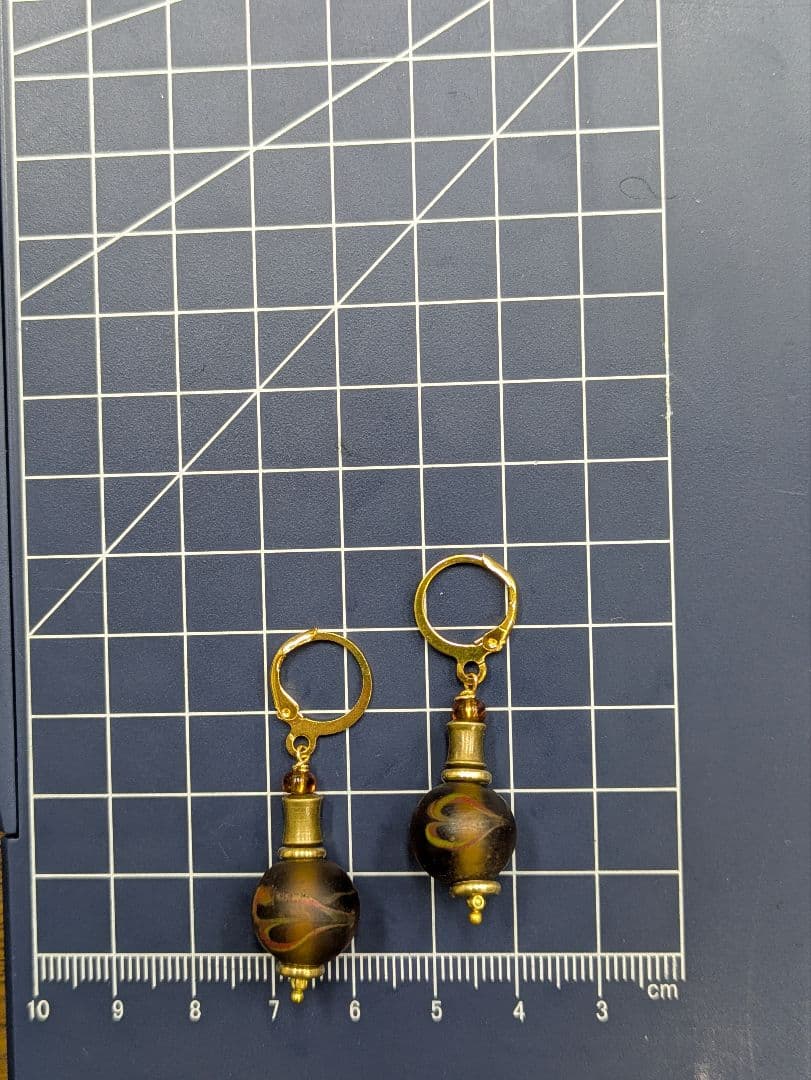 アンティークビーズと ヴィンテージブラス（真鍮）のピアス。
