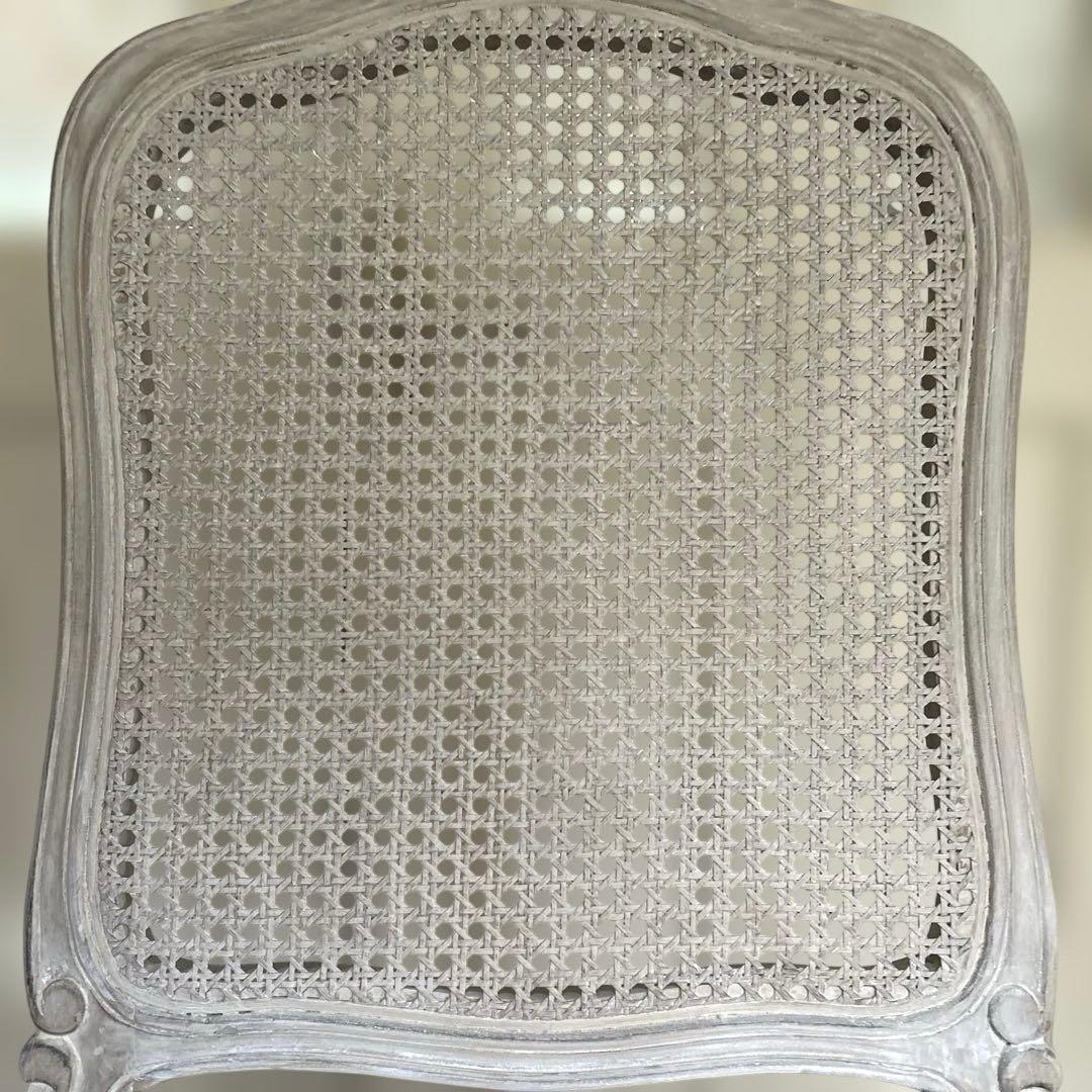 バラのレリーフ　フランスアンティーク調ラタンホワイトチェア　シャビーシック　猫足