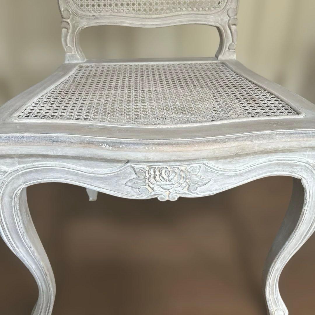 バラのレリーフ　フランスアンティーク調ラタンホワイトチェア　シャビーシック　猫足