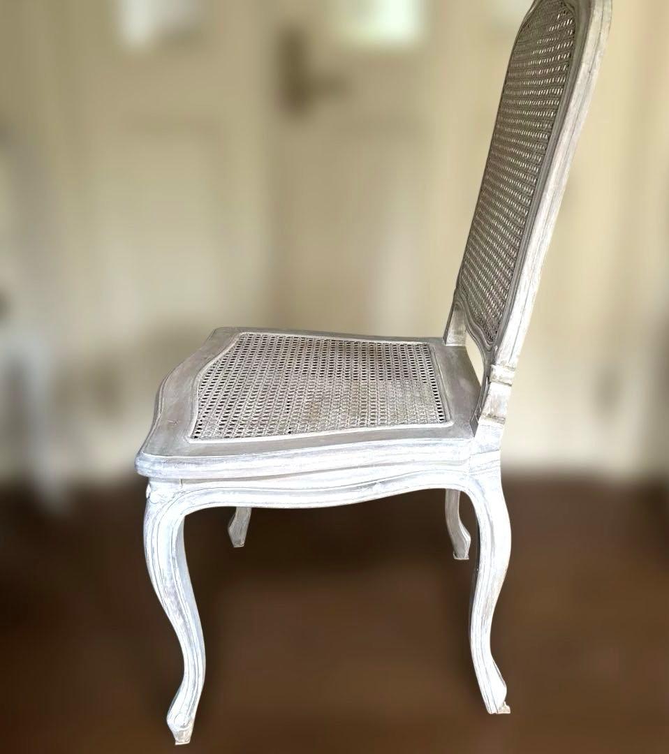 バラのレリーフ　フランスアンティーク調ラタンホワイトチェア　シャビーシック　猫足