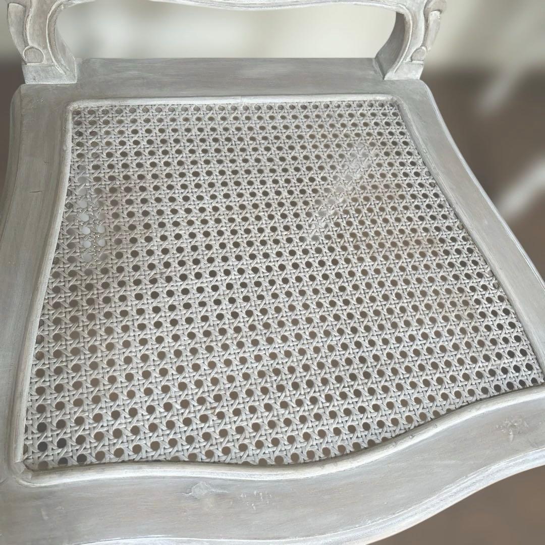 バラのレリーフ　フランスアンティーク調ラタンホワイトチェア　シャビーシック　猫足