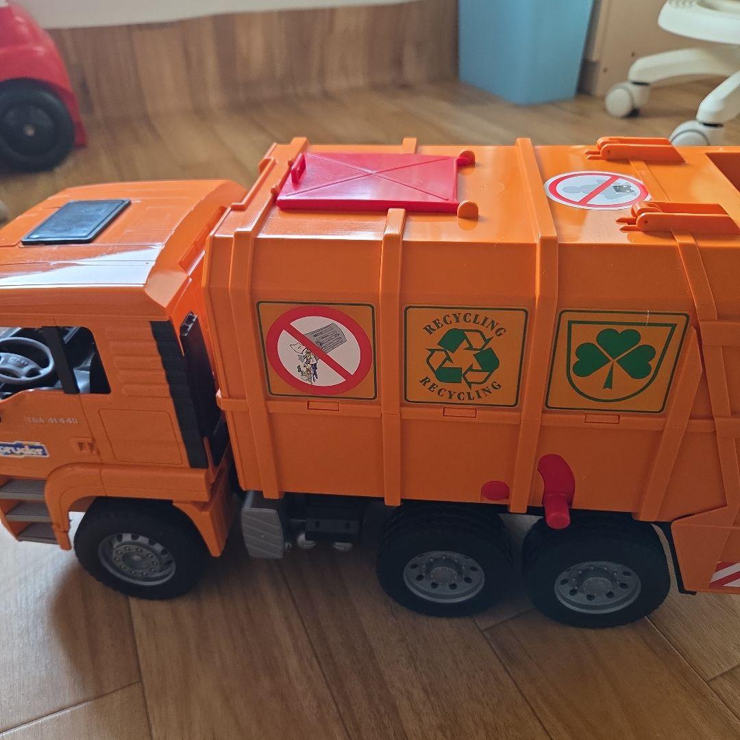ブルーダー ごみ収集車 オレンジ色 - メルカリ