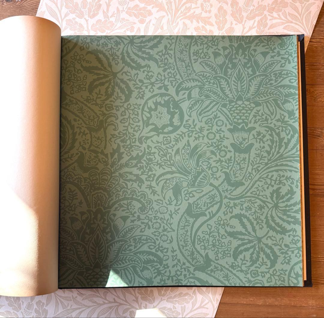 一枚一枚が小さな美術館。 ウィリアム・モリスのクロス実物見本帳。 ビンテージ品。