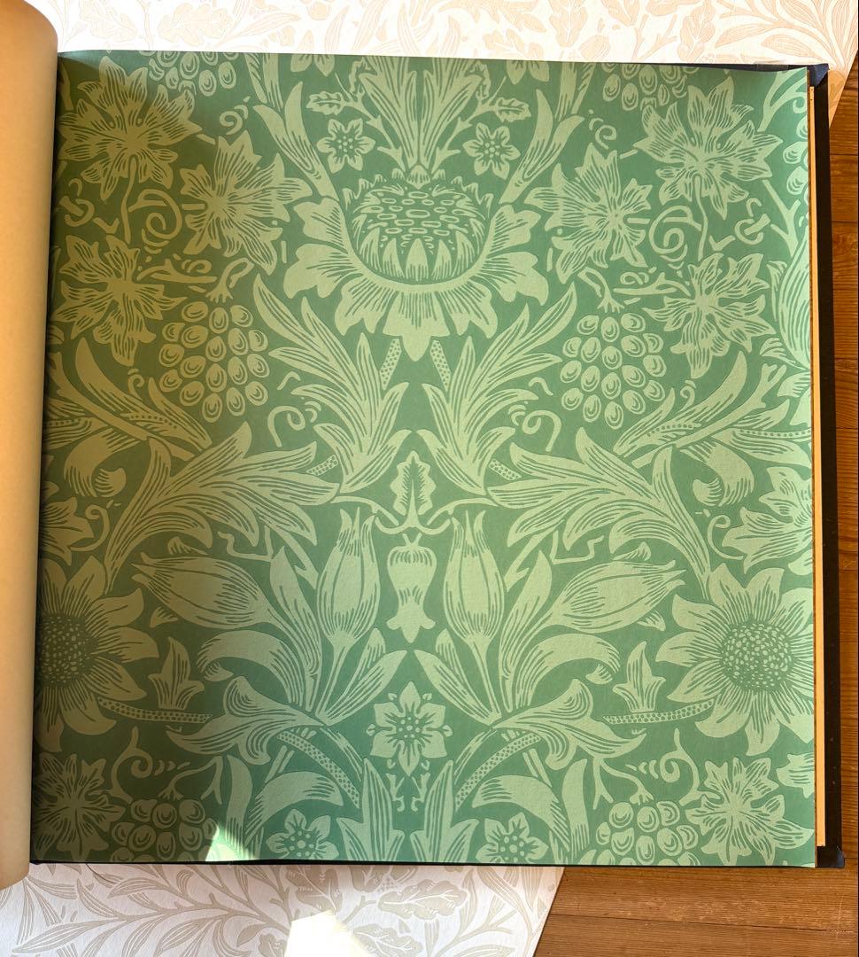 一枚一枚が小さな美術館。 ウィリアム・モリスのクロス実物見本帳。 ビンテージ品。