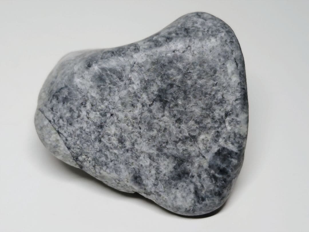 糸魚川132 翡翠 209g ヒスイ 原石 鑑賞石 自然石 誕生石 鉱物 鉱石