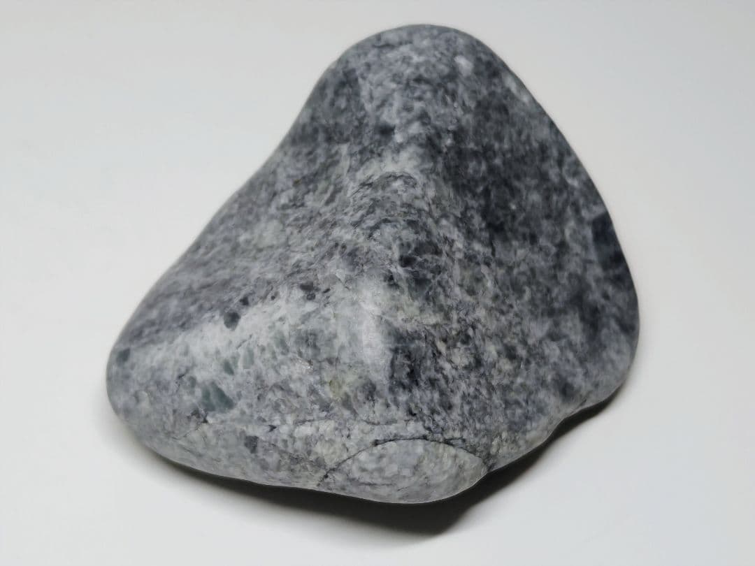 糸魚川132 翡翠 209g ヒスイ 原石 鑑賞石 自然石 誕生石 鉱物 鉱石