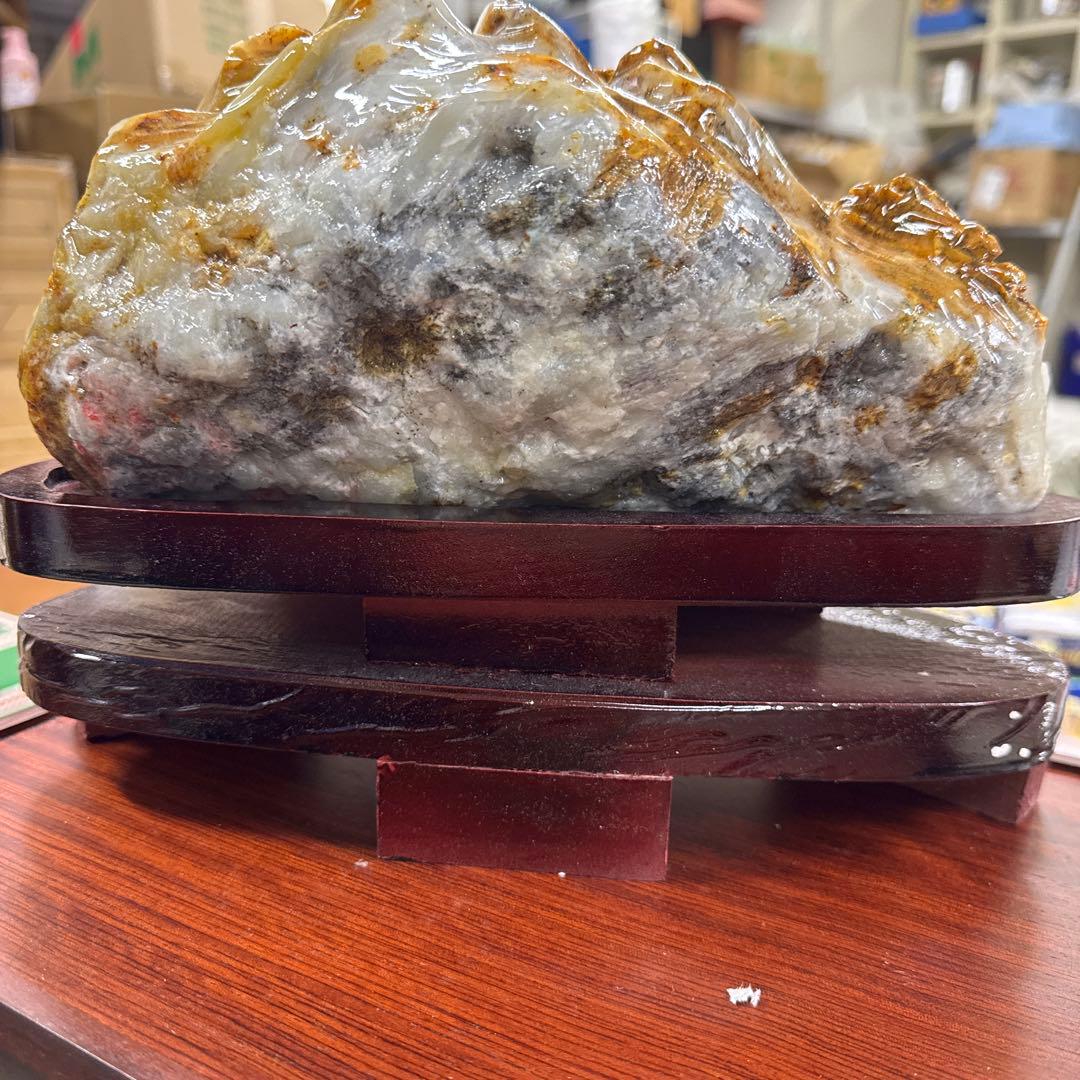 玉 山と家の彫刻置物 木製台座付き