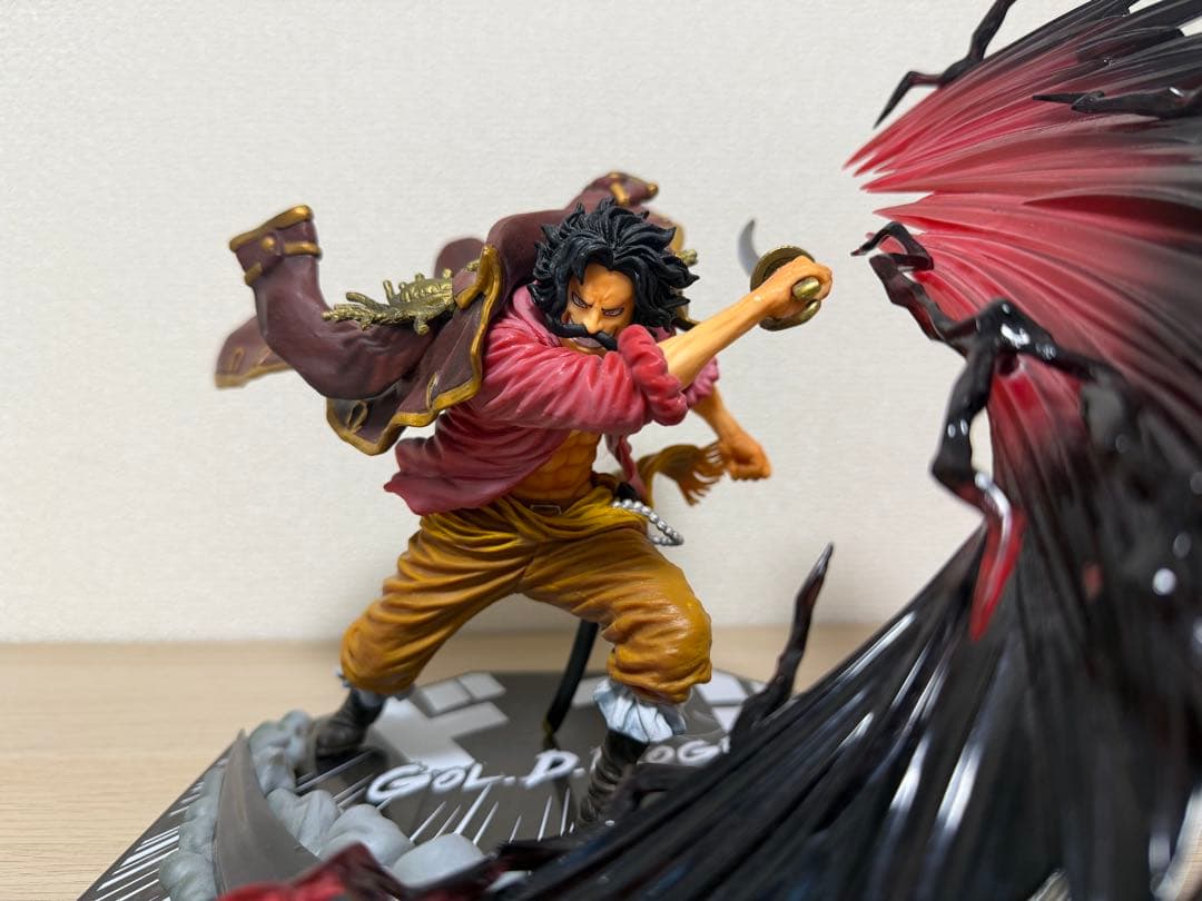 ワンピース ゴールDロジャーフィギュア