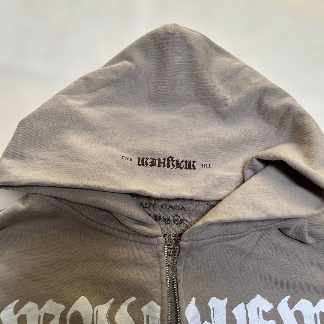 最終値下げ！新品2026年レディーガガライブパーカー ベージュ - メルカリ