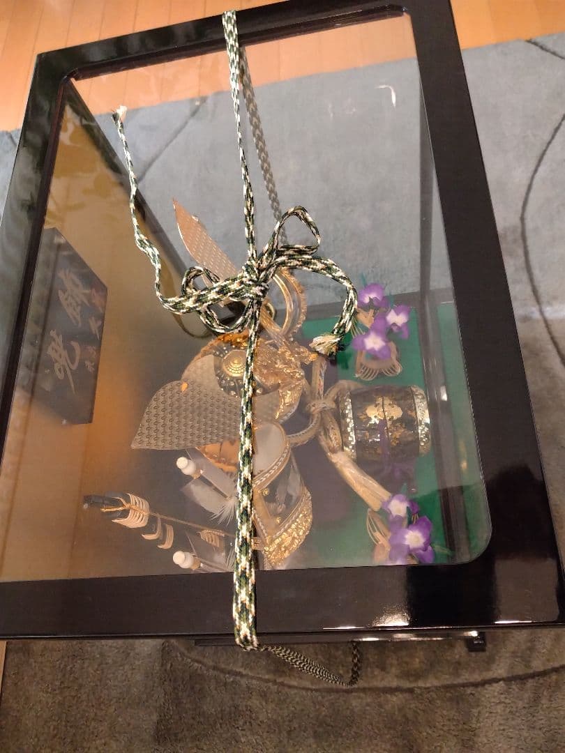 兜飾り　ガラスケース付