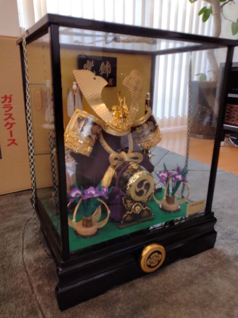 兜飾り　ガラスケース付