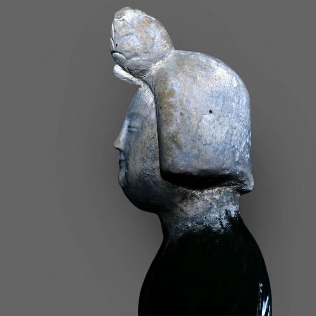 中国古美術・旧蔵の三彩陶器、静かに立つ嘶く駱駝の上の仕女俑