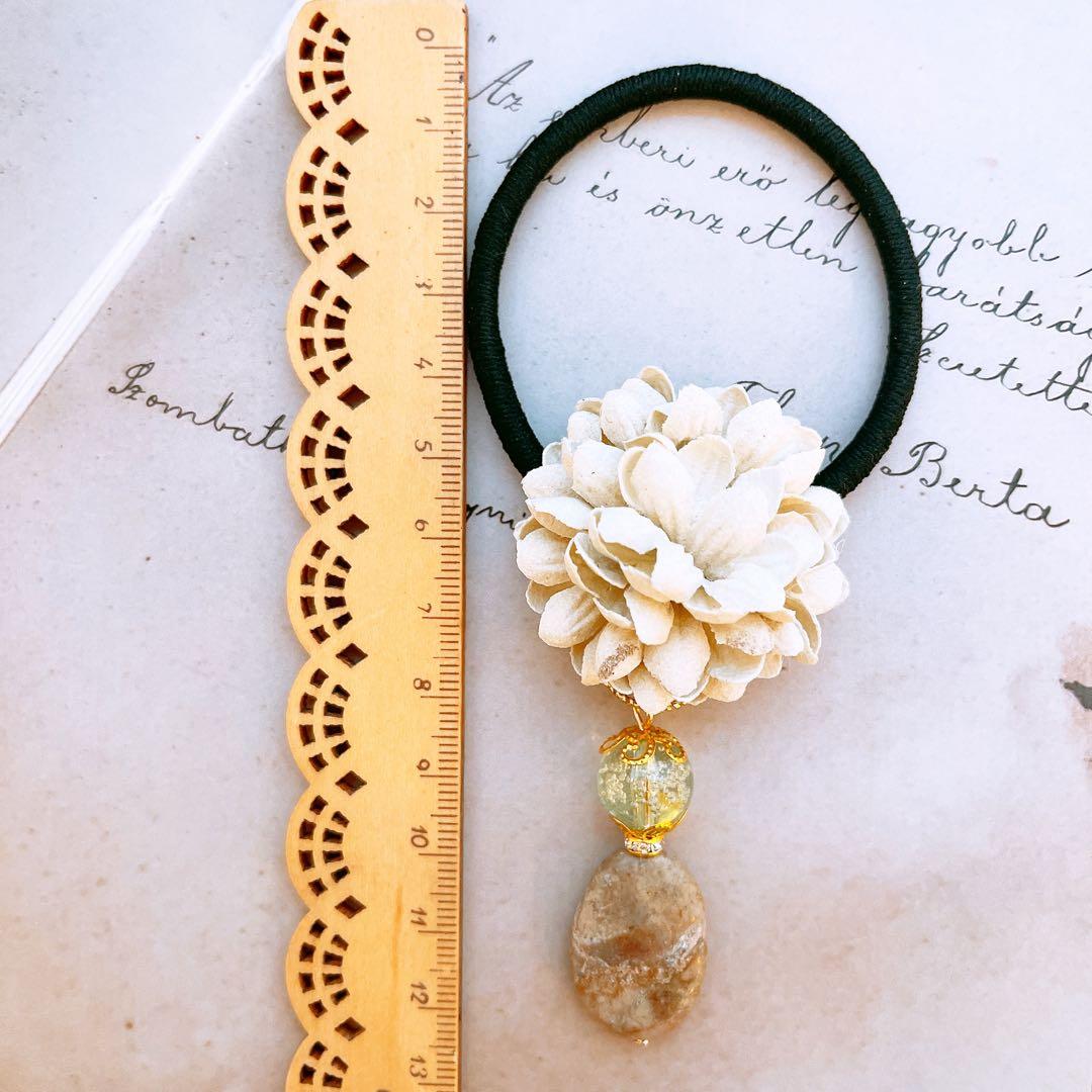 ゴム輪っか大きめ♪天然石＆手染めバブルビーズのフラワーヘアゴム(アイボリー)