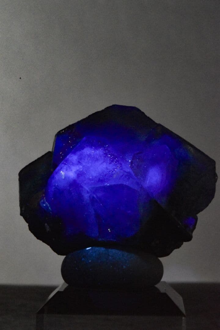 ナミビアエロンゴ産 グリーンブラックフローライト