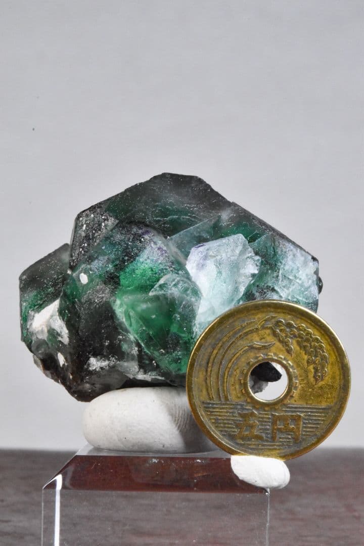 ナミビアエロンゴ産 グリーンブラックフローライト