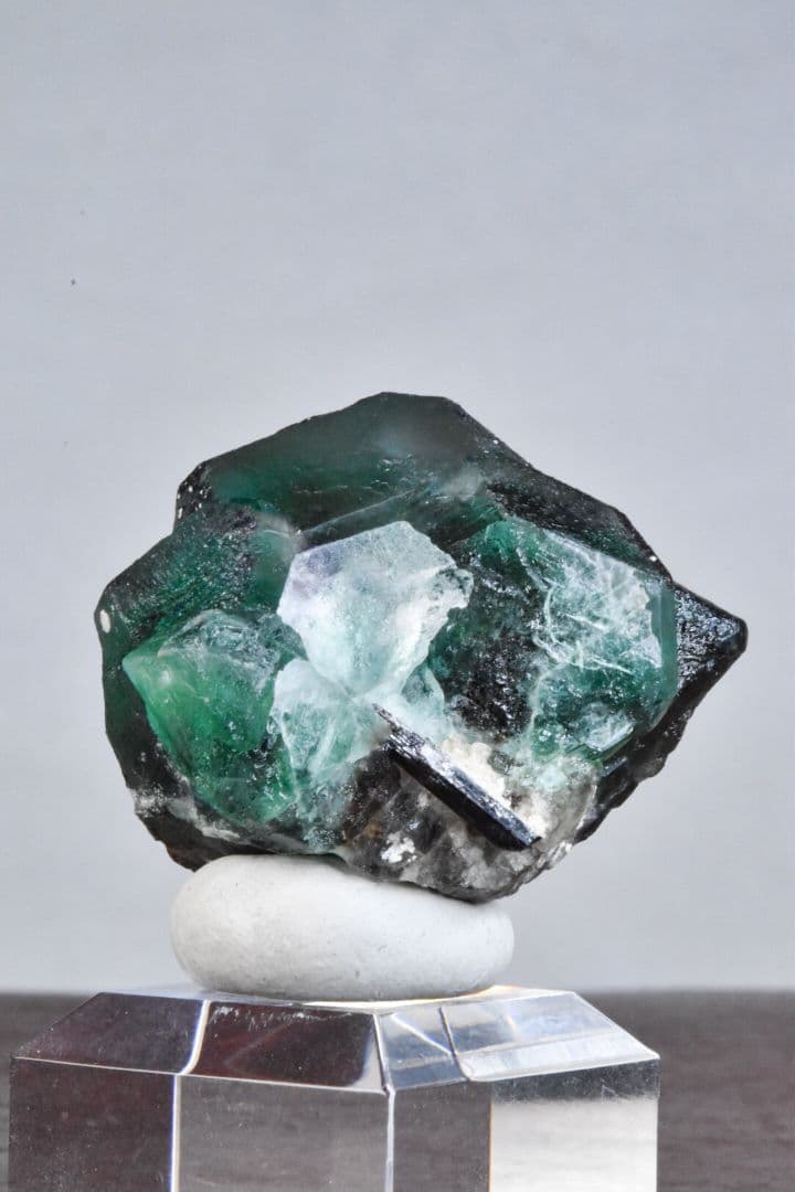 ナミビアエロンゴ産 グリーンブラックフローライト