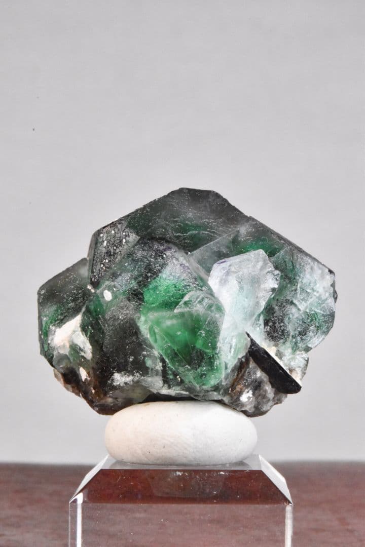 ナミビアエロンゴ産 グリーンブラックフローライト