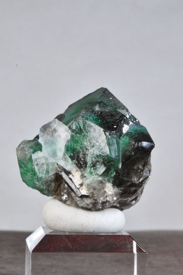 ナミビアエロンゴ産 グリーンブラックフローライト