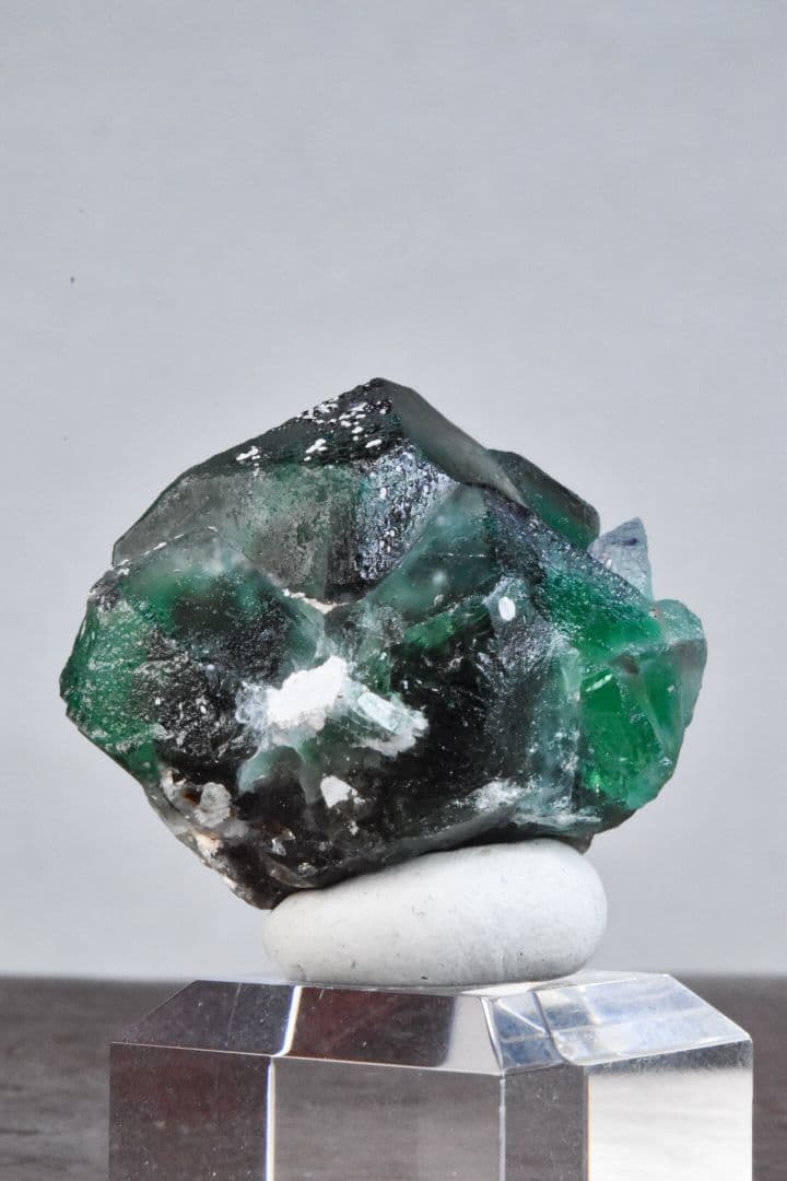 ナミビアエロンゴ産 グリーンブラックフローライト