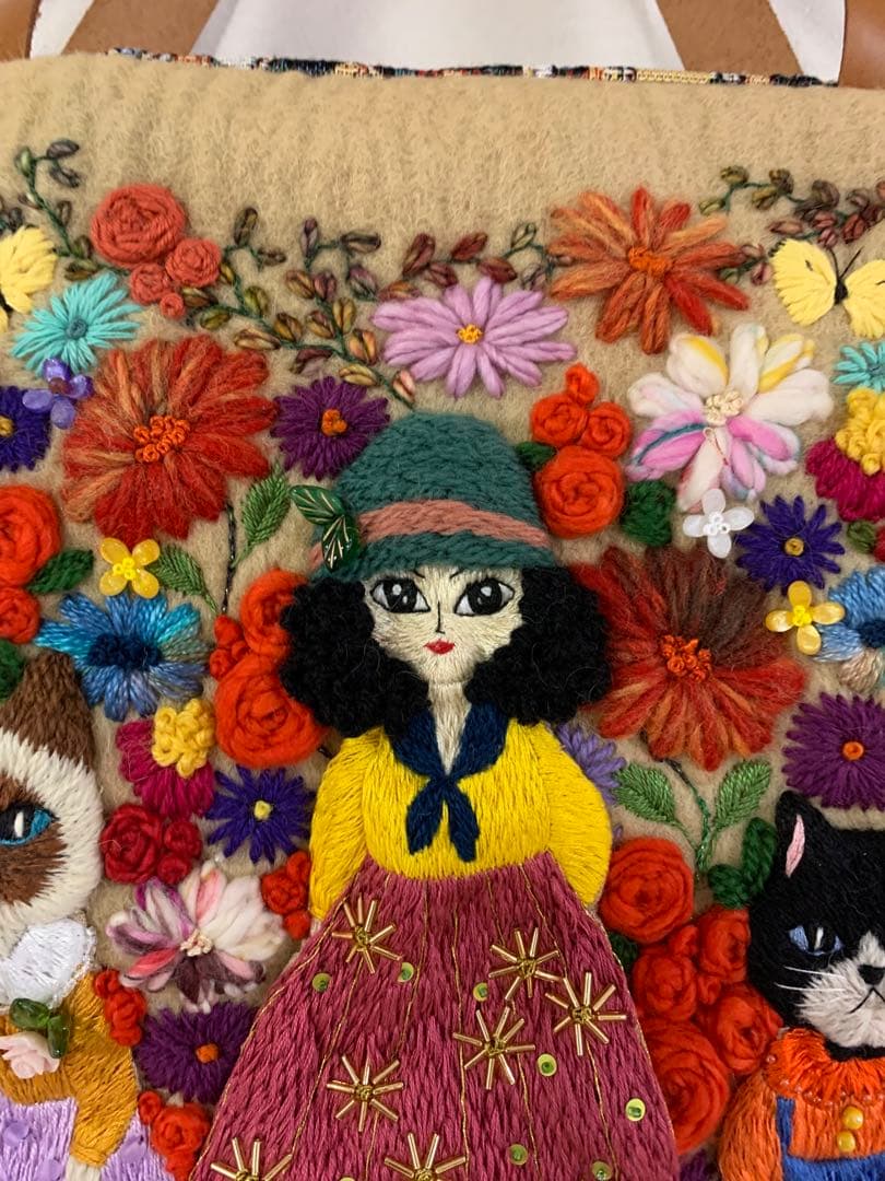 猫とお姉さん　お花畑でお散歩　羊毛フェルト生地のバッグ