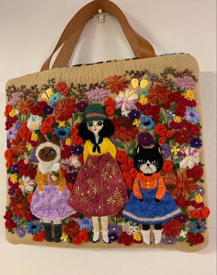 猫とお姉さん　お花畑でお散歩　羊毛フェルト生地のバッグ