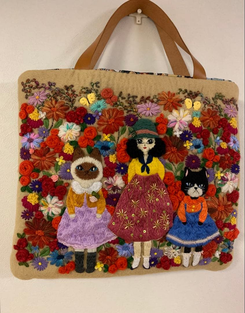 猫とお姉さん　お花畑でお散歩　羊毛フェルト生地のバッグ