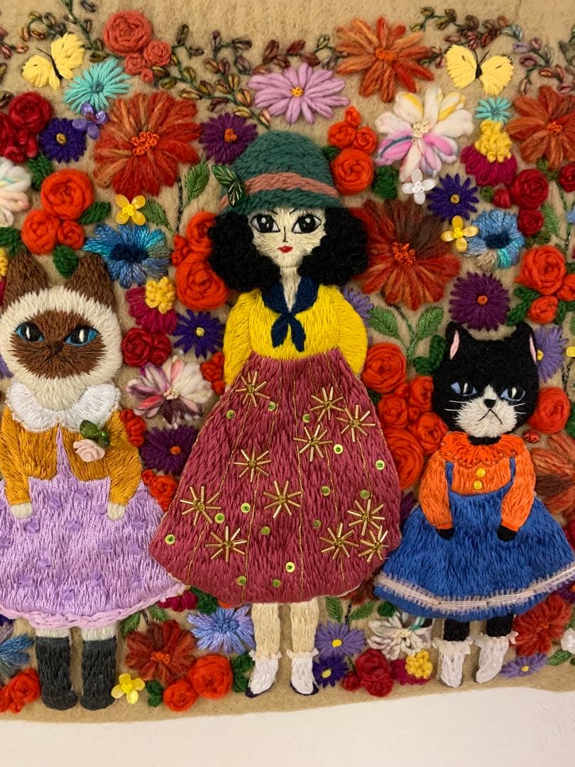 猫とお姉さん　お花畑でお散歩　羊毛フェルト生地のバッグ