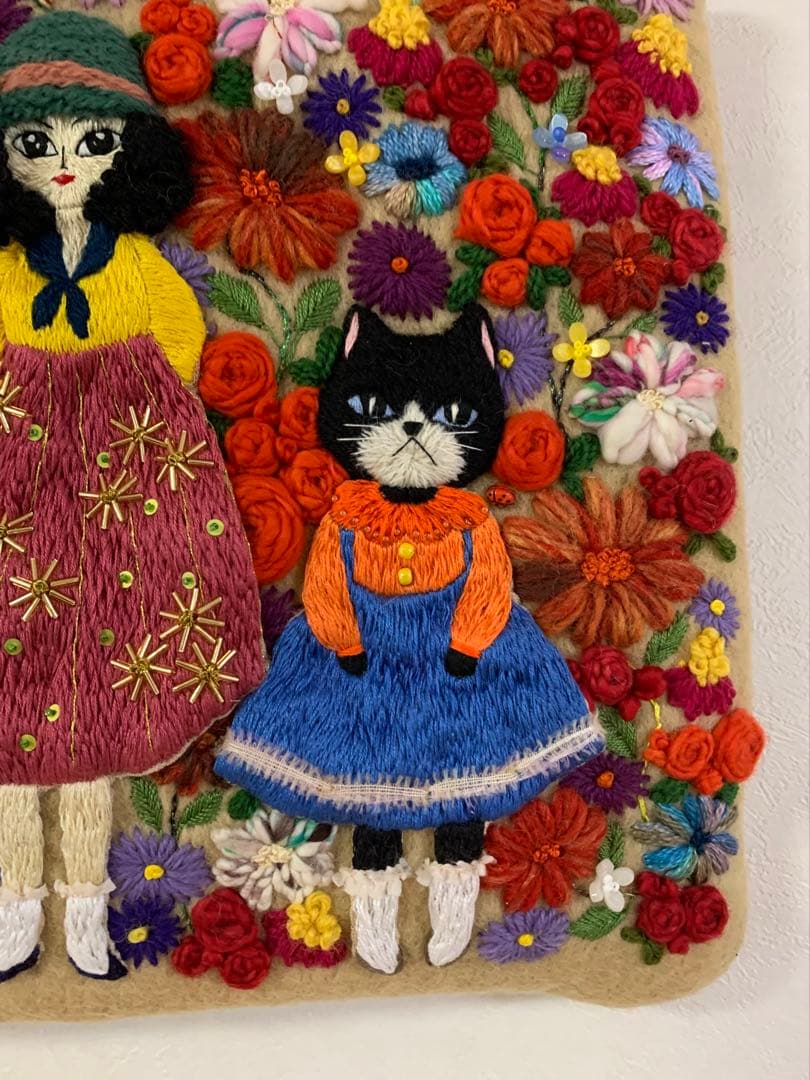 猫とお姉さん　お花畑でお散歩　羊毛フェルト生地のバッグ