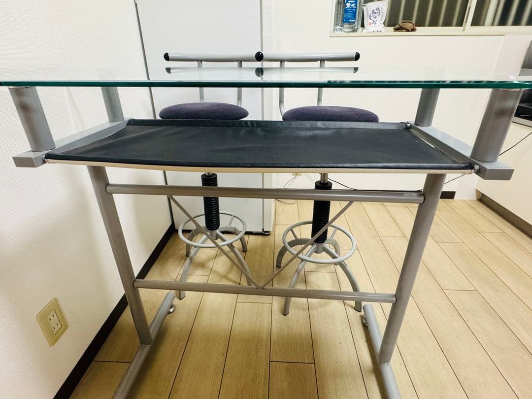 ガラス製オーバルカウンターテーブルと椅子2脚