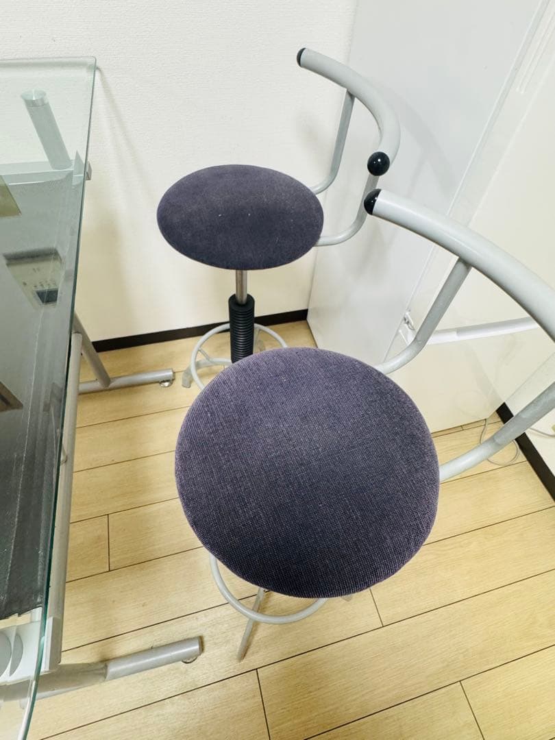 ガラス製オーバルカウンターテーブルと椅子2脚