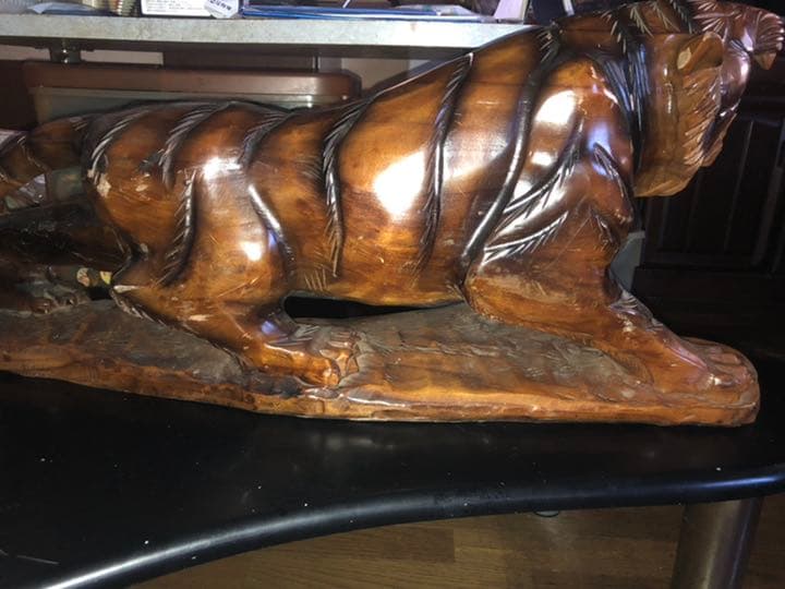 虎の木彫り置き物