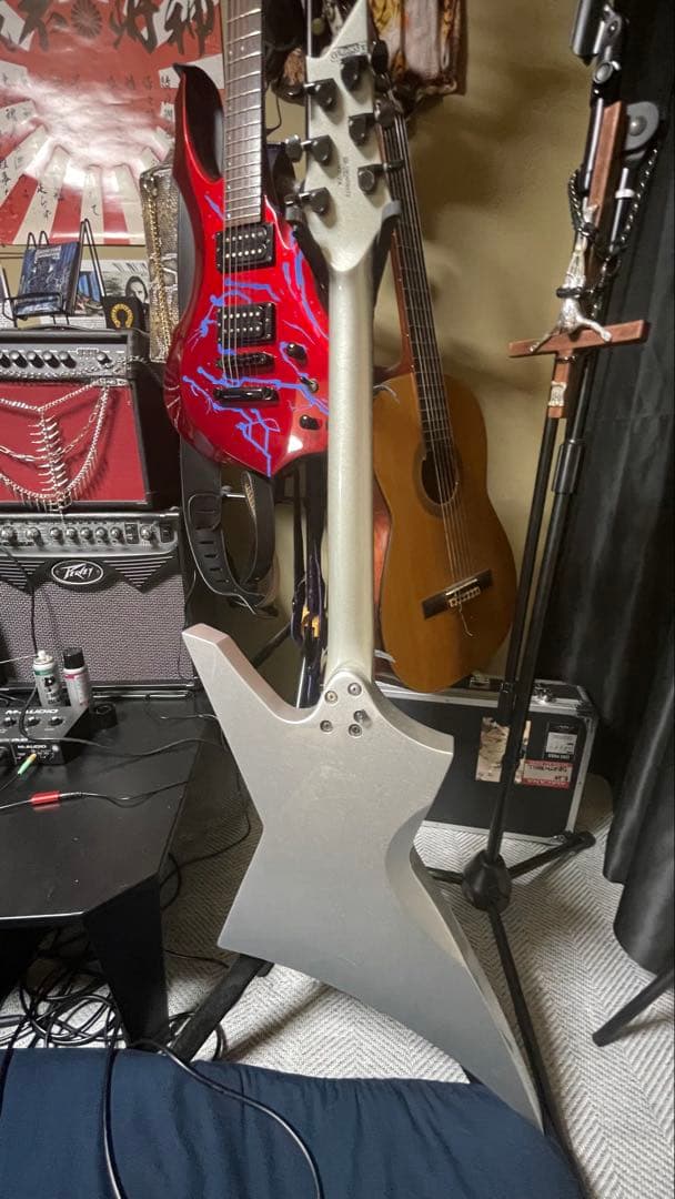 シルバーエクスプローラータイプエレキギター　Cort