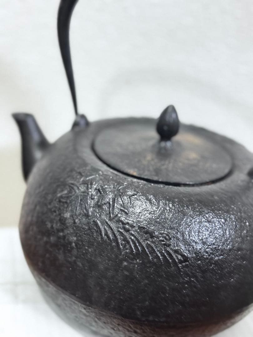 鉄瓶やかん, 製 黒い急須 葉の模様
