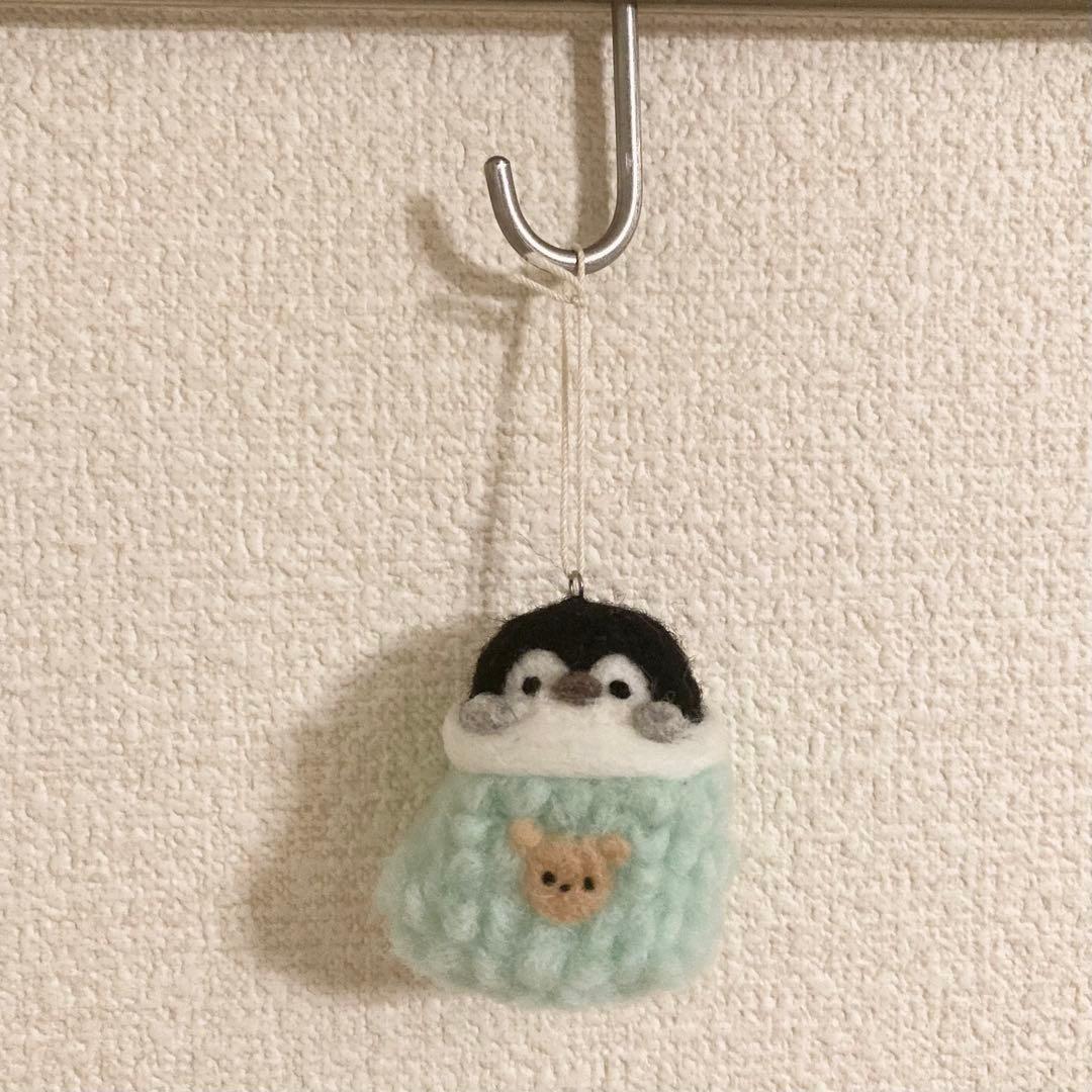 もこもこくつ下に入ったペンギンさんのクリスマスオーナメント