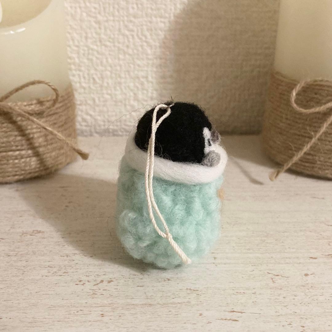 もこもこくつ下に入ったペンギンさんのクリスマスオーナメント